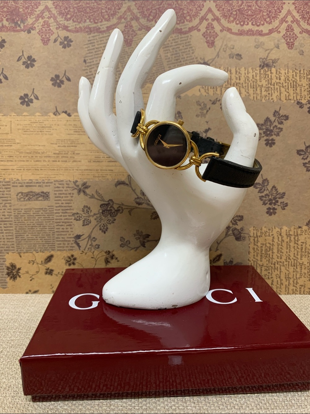 GUCCI 6000L Vintage Ladies Black and Gold   Watch Leather Strap New Battery